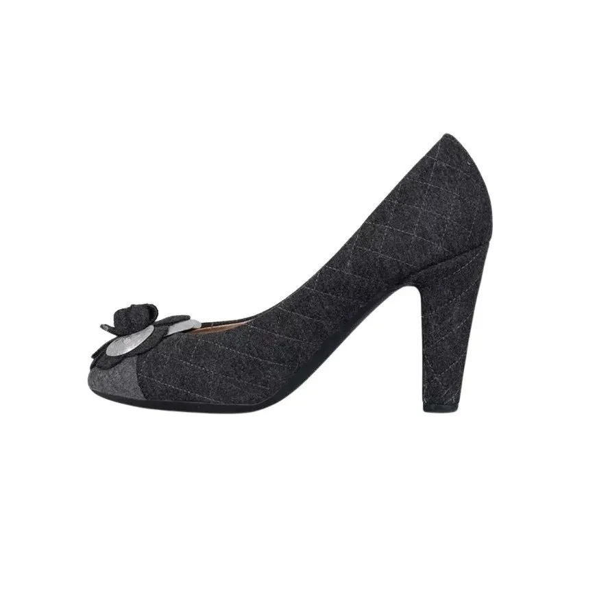 Chanel Gray Textile Rose Pumps Sz 38 pre-owned Grey Leather Good - Front View