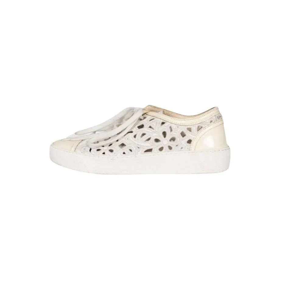 Chanel White Perforated Logo Low-Top Sneakers Sz. 35.5 pre-owned White Leather Good - Front View