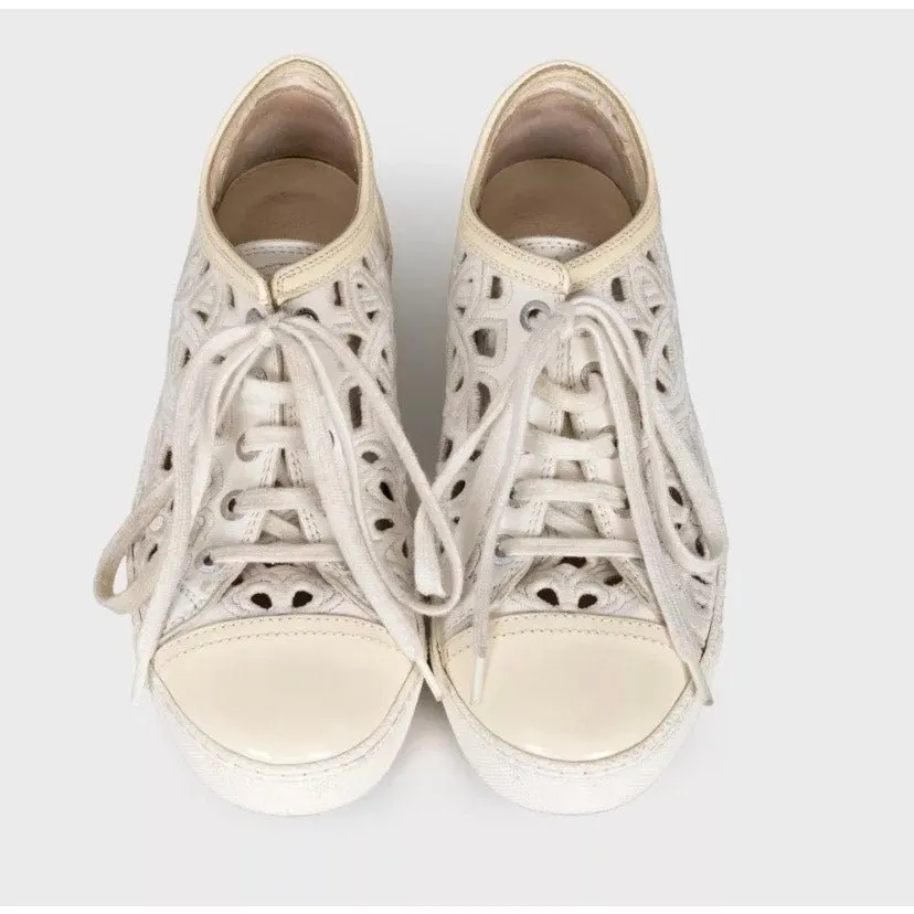 Chanel White Perforated Logo Low-Top Sneakers Sz. 35.5 pre-owned White Leather Good - Back View