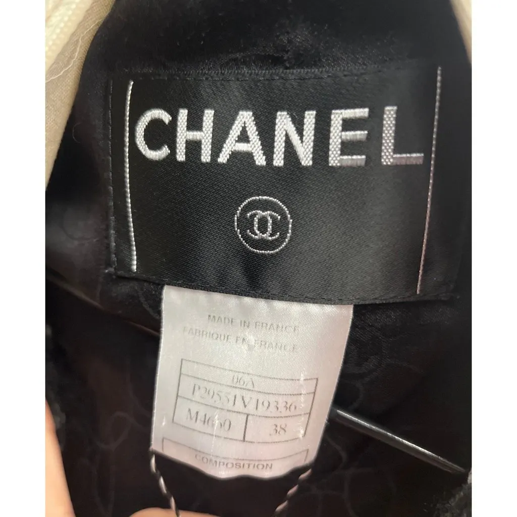 Chanel Vintage Black Tweed Fitted Jacket, Sz 38/M Pre-owned Black Tweed Good - Box View