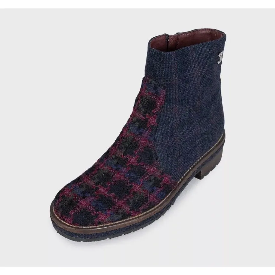 Chanel Blue Textile Logo Zip Ankle Boots Size 38.5 pre-owned Blue Leather Good - Inside View