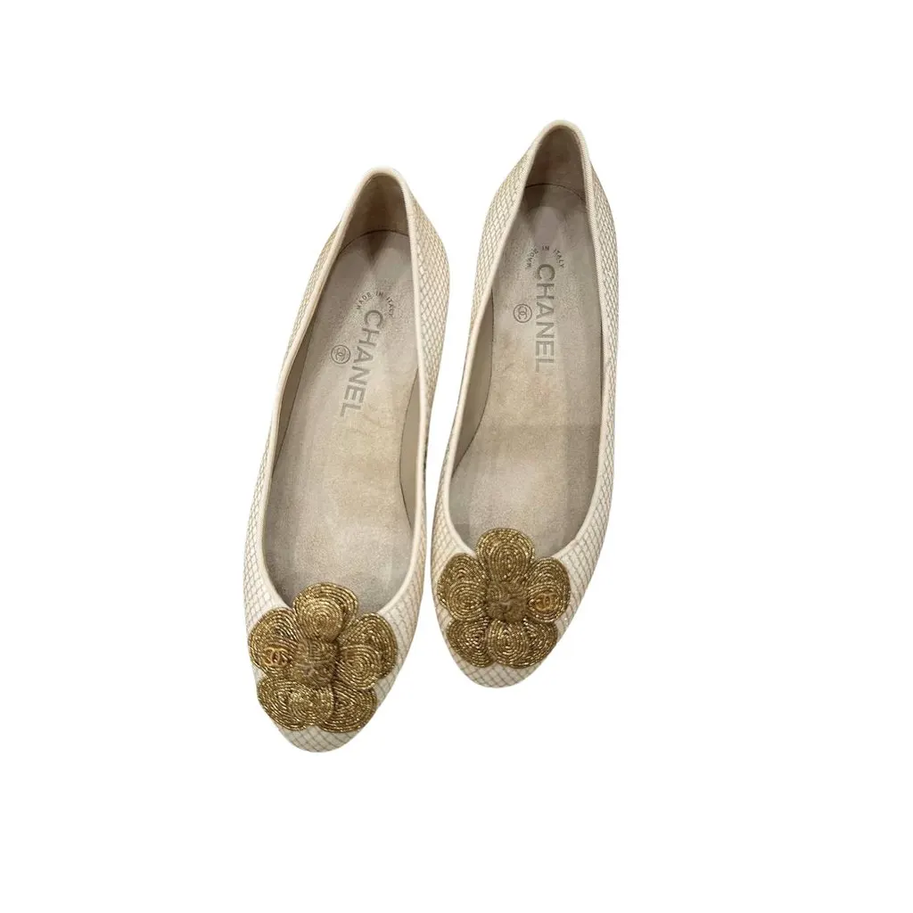 Chanel Metallic Gold Ballet Flats - Size 38 pre-owned Gold Good - Front View