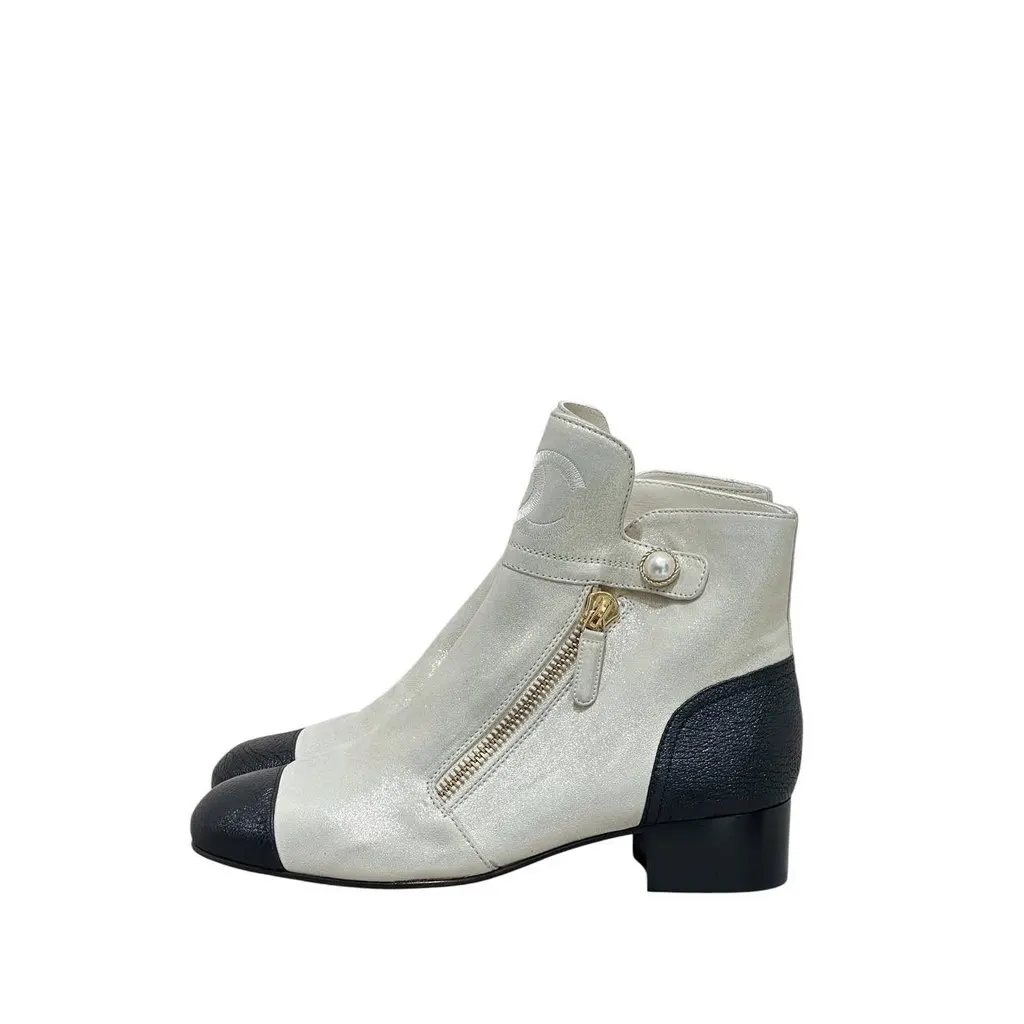 Chanel NWB Chanel Rare Cream, Black Gold PearlAnkle Boots Sz.40 Beige Leather Never worn - Front View