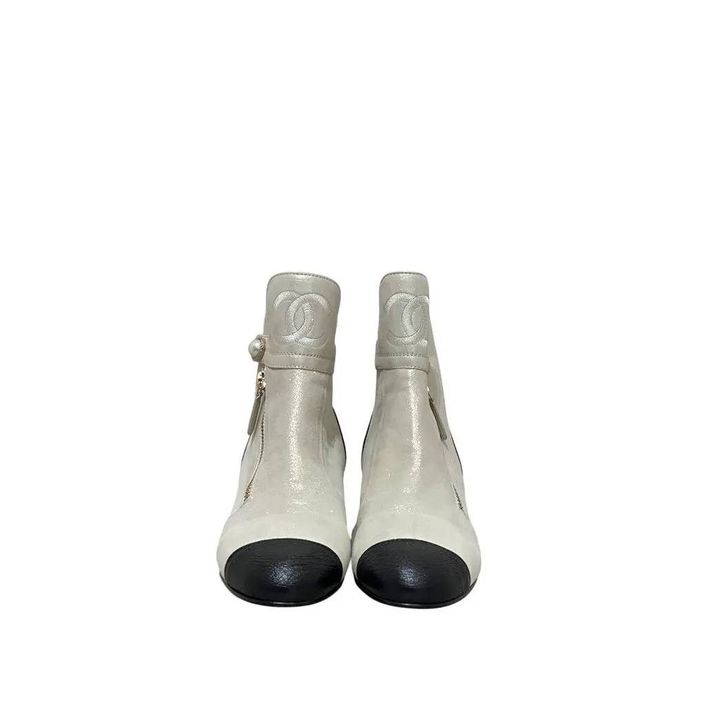 Chanel NWB Chanel Rare Cream, Black Gold PearlAnkle Boots Sz.40 Beige Leather Never worn - Inside View