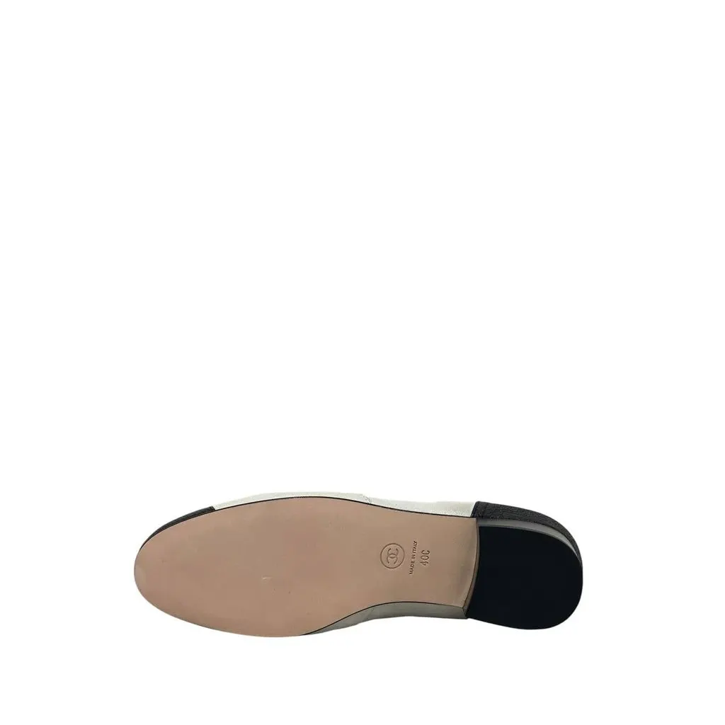 Chanel NWB Chanel Rare Cream, Black Gold PearlAnkle Boots Sz.40 Beige Leather Never worn - Model View