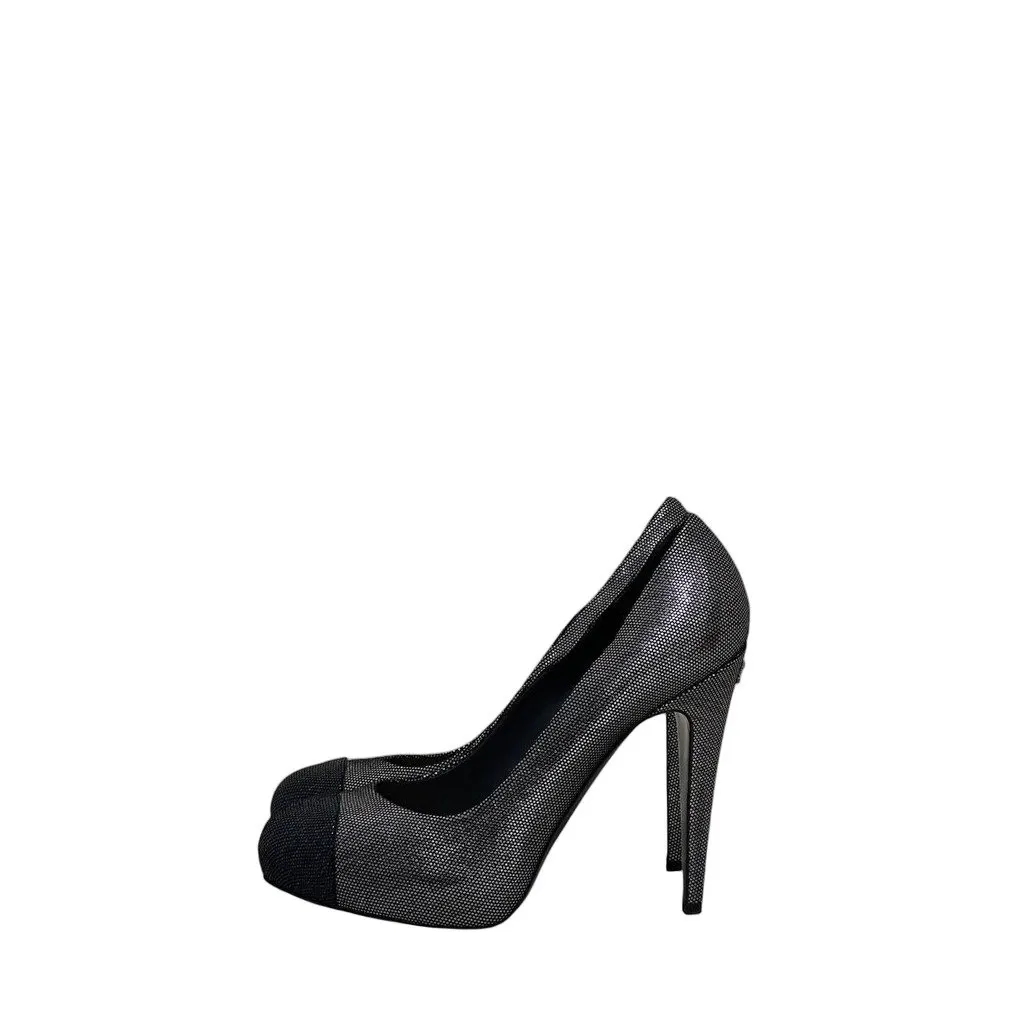Chanel NWOB Chanel Interlocking CC Logo Suede Pumps - Size 41 pre-owned Silver Suede Never worn - Front View