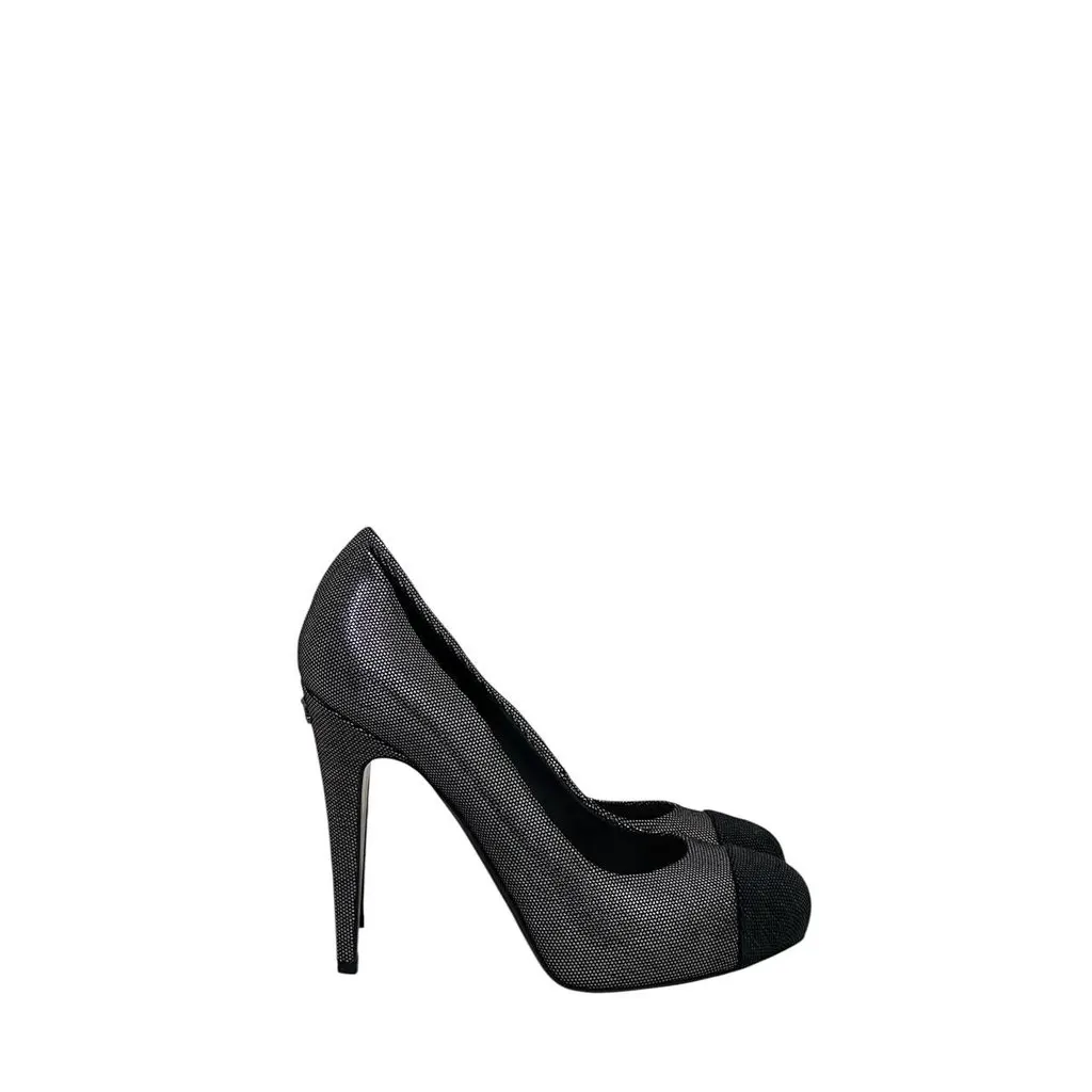 Chanel NWOB Chanel Interlocking CC Logo Suede Pumps - Size 41 pre-owned Silver Suede Never worn - Back View