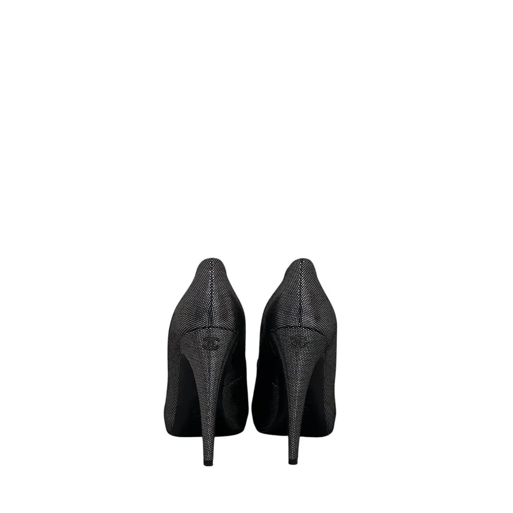 Chanel NWOB Chanel Interlocking CC Logo Suede Pumps - Size 41 pre-owned Silver Suede Never worn - Inside View