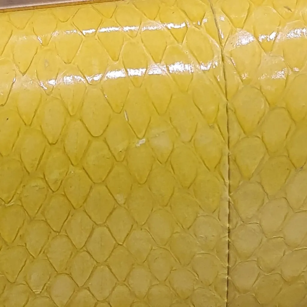 Alexander McQueen Yellow Snakeskin Skull Clutch pre-owned Yellow Leather Good - Model View
