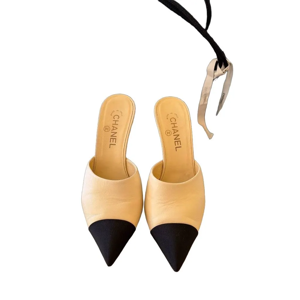 Chanel 2016 Cream Serpent Pearl Mules Sz.38.5 Pre-owned Beige Leather Good - Front View