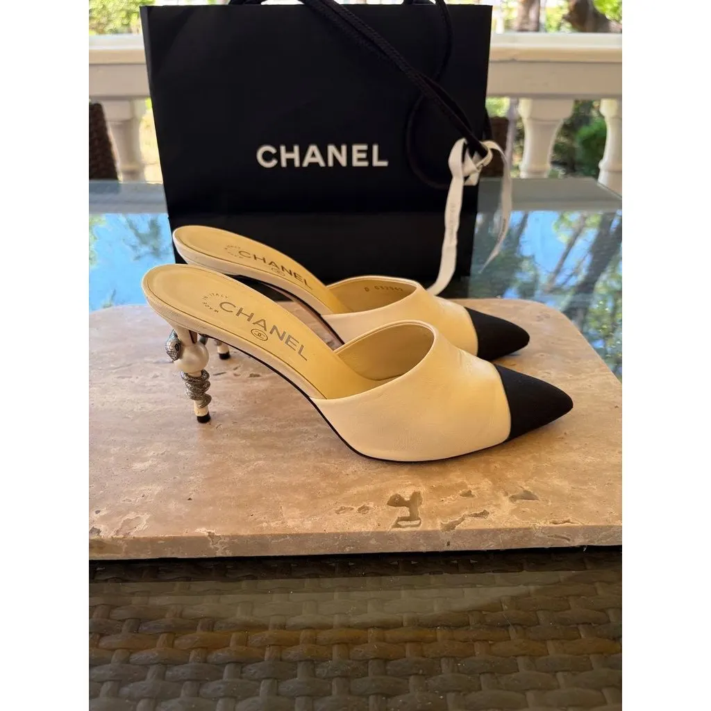 Chanel 2016 Cream Serpent Pearl Mules Sz.38.5 Pre-owned Beige Leather Good - Model View