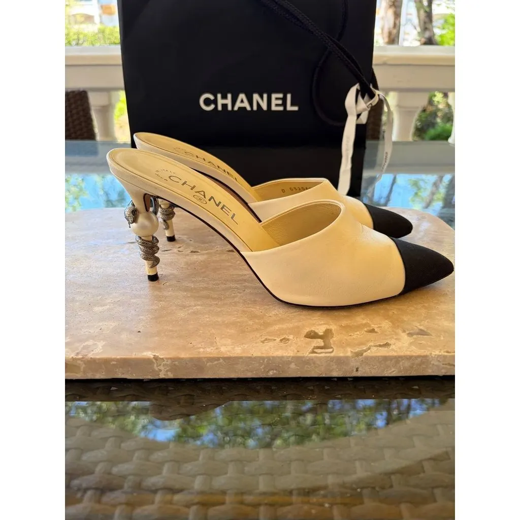 Chanel 2016 Cream Serpent Pearl Mules Sz.38.5 Pre-owned Beige Leather Good - Box View