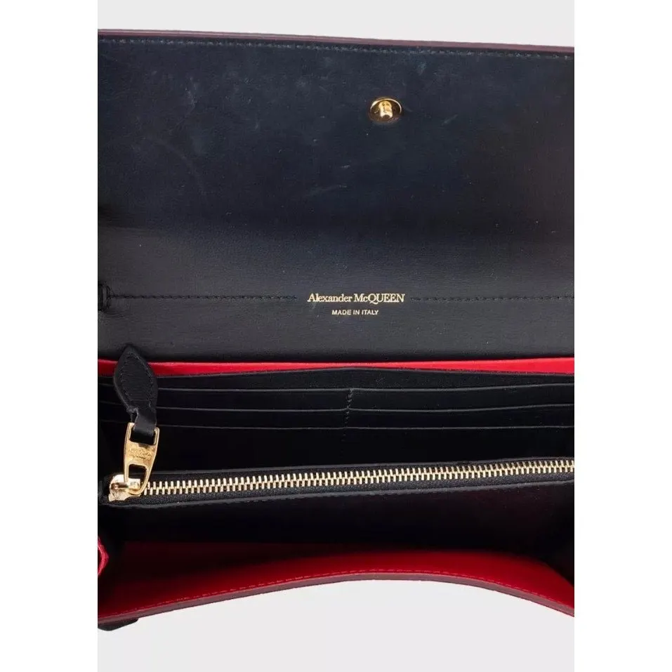 Alexander McQueen Red Embossed Leather Chain Clutch Pre-owned Red Leather Good - Model View