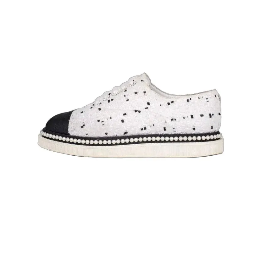 Chanel White Textile Sneakers with Contrasting Toe Sz.36 Pre-owned White Leather Good - Front View