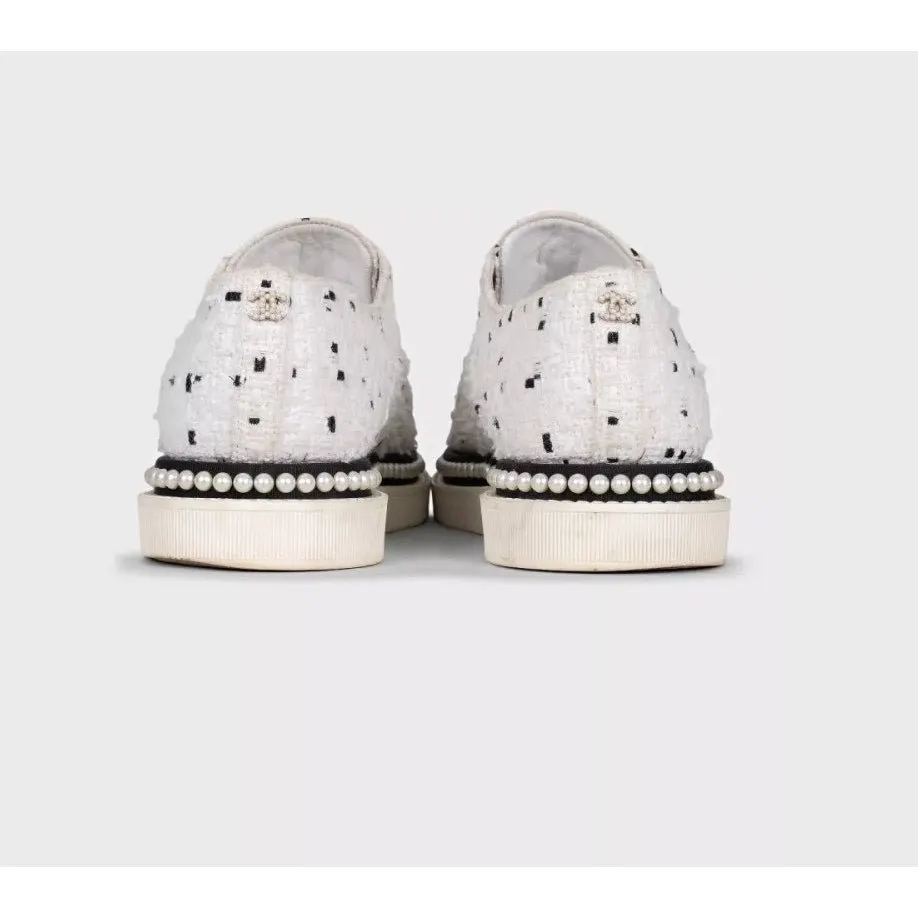 Chanel White Textile Sneakers with Contrasting Toe Sz.36 Pre-owned White Leather Good - Model View