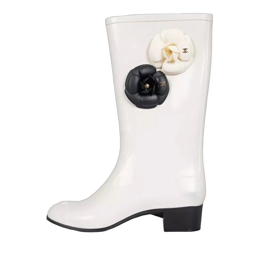 Chanel Chic Chanel White Rubber Boots Size 36 Pre-owned White Good - Front View