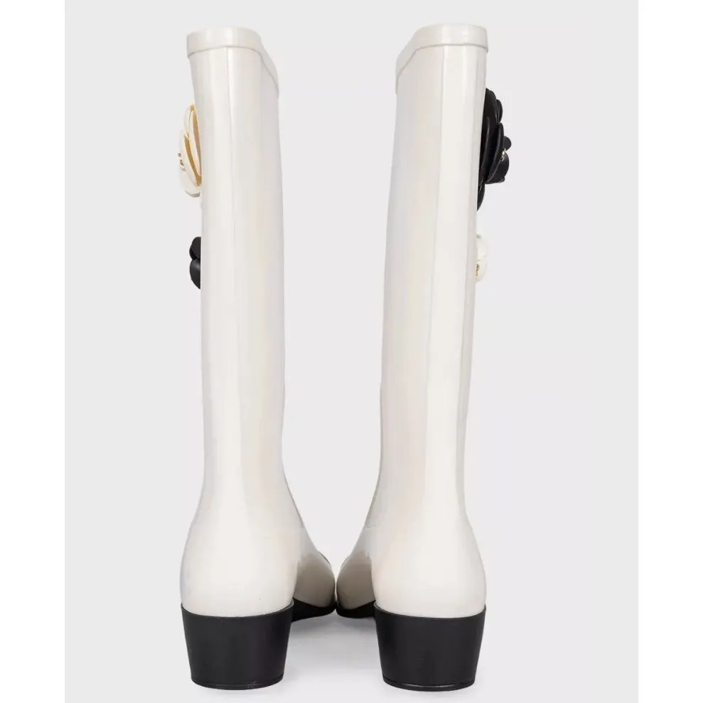 Chanel Chic Chanel White Rubber Boots Size 36 Pre-owned White Good - Model View