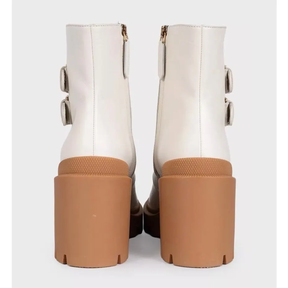 Gucci White Leather Ankle Boots with Buckle Detail Sz.38.5 pre-owned White Leather Good - Model View