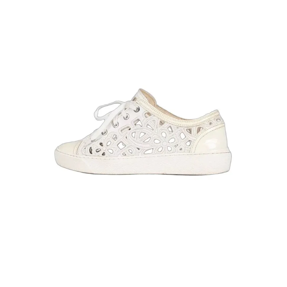 Chanel White Perforated Textile Lace-Up Sneakers EU 38 pre-owned White Lace Good - Front View