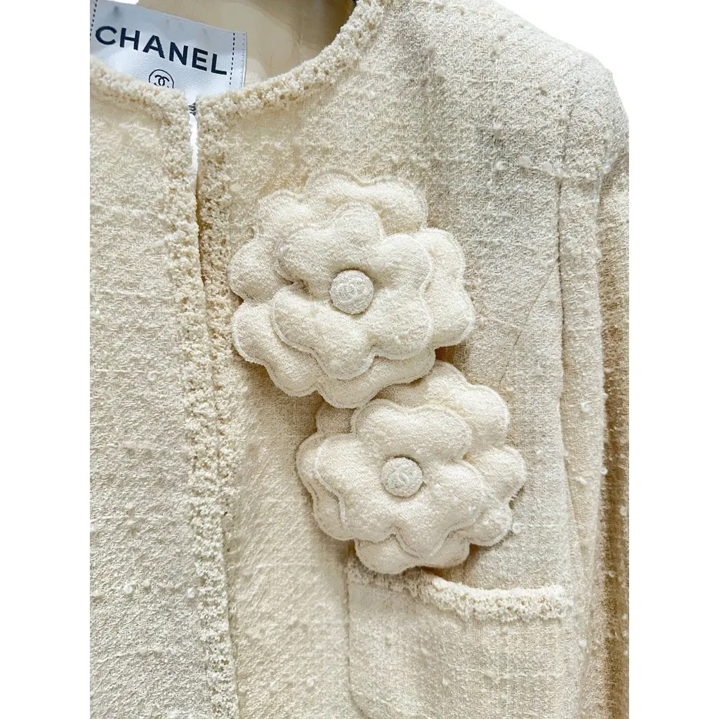 Chanel Camellia Cream Tweed Jacket Sz.38 pre-owned Camel Tweed Good - Model View