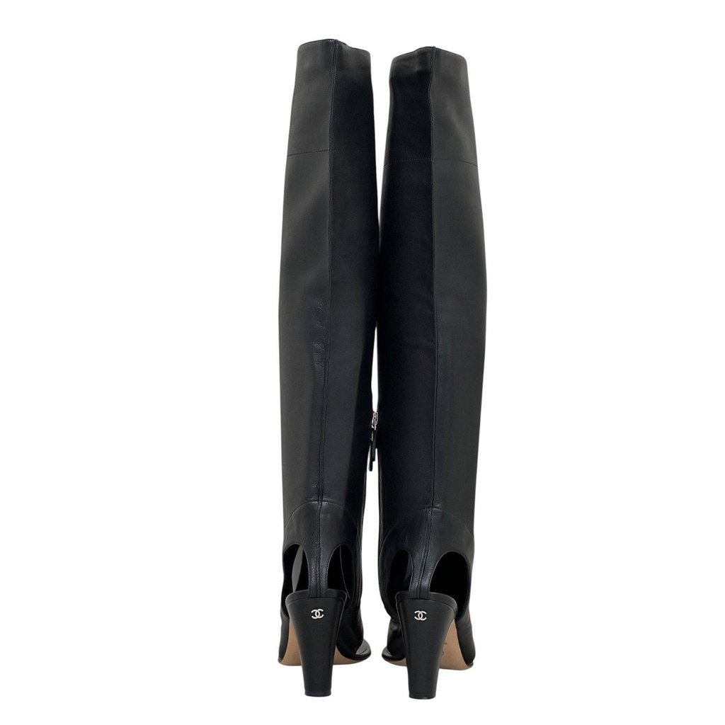 CHANEL ブラックレザー ポインテッドトゥシューズ Chanel Chanel Black Leather Thong Heeled Sandal Boots 38 Pre