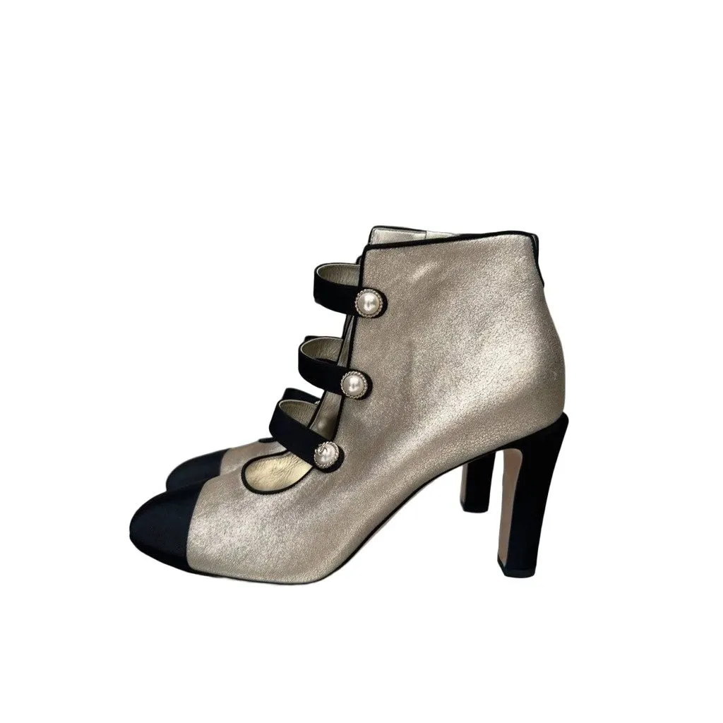 Chanel 2018 Gold Toe Pearl Button Leather Ankle Boots Sz.40 Pre-owned Gold Leather Never worn - Front View