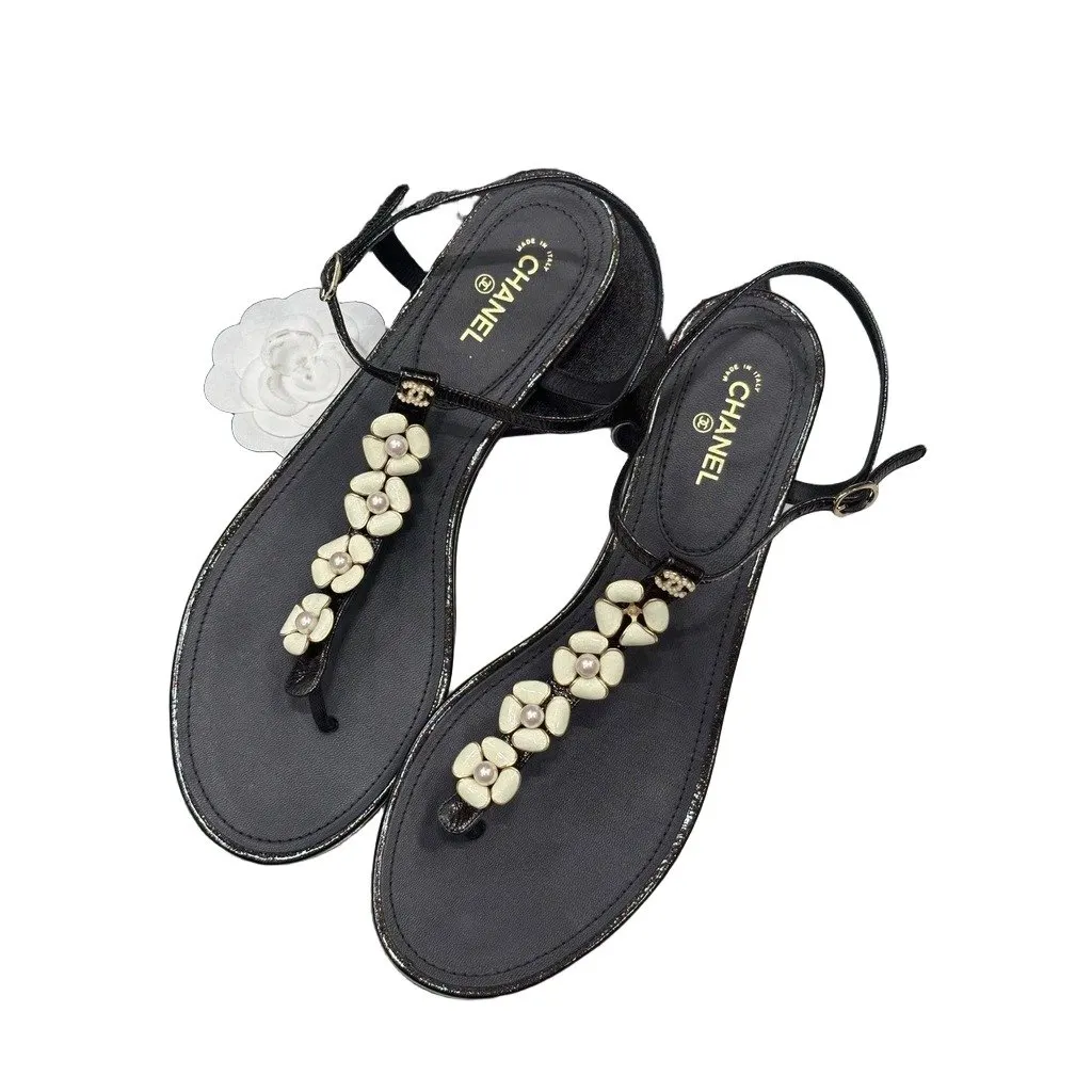 Chanel Black Flower Pearl Thong Sandals - EU 41 Pre-owned Black Leather Good - Front View