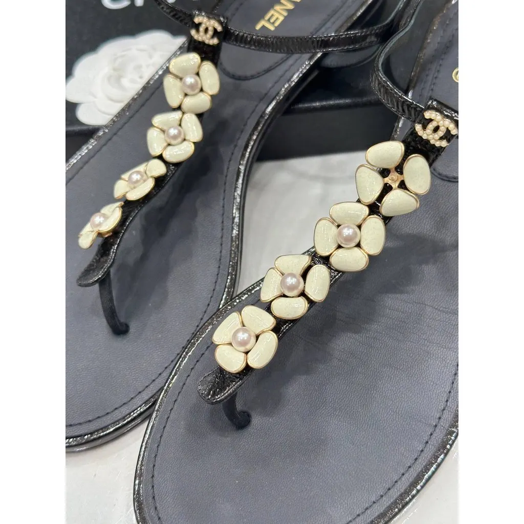 Chanel Black Flower Pearl Thong Sandals - EU 41 Pre-owned Black Leather Good - Back View