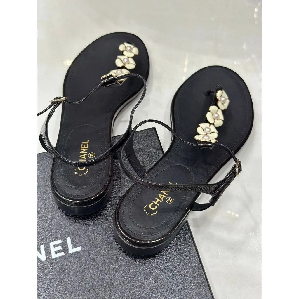 Chanel Black Flower Pearl Thong Sandals - EU 41 Pre-owned Black Leather Good - Inside View