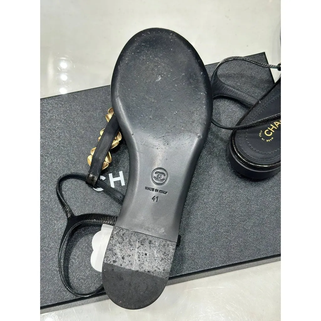 Chanel Black Flower Pearl Thong Sandals - EU 41 Pre-owned Black Leather Good - Model View