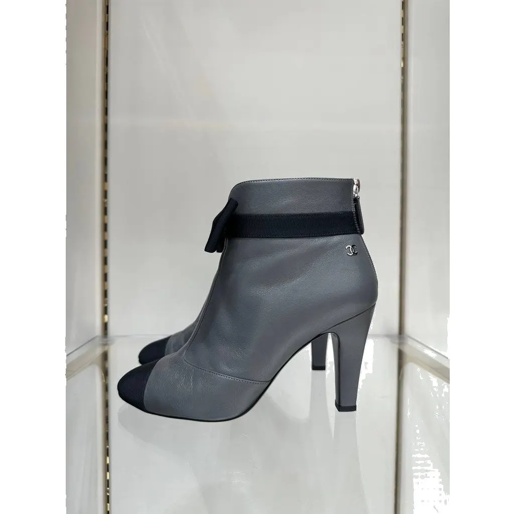 Chanel Gray Leather Ankle Boots Sz.37.5 Pre-owned