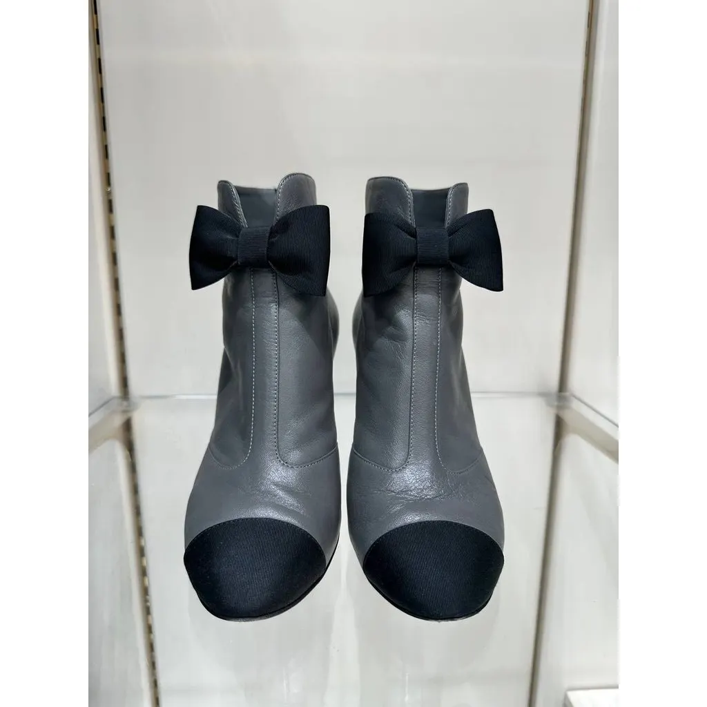Chanel Gray Leather Ankle Boots Sz.37.5 Pre-owned Grey Leather Good - Back View