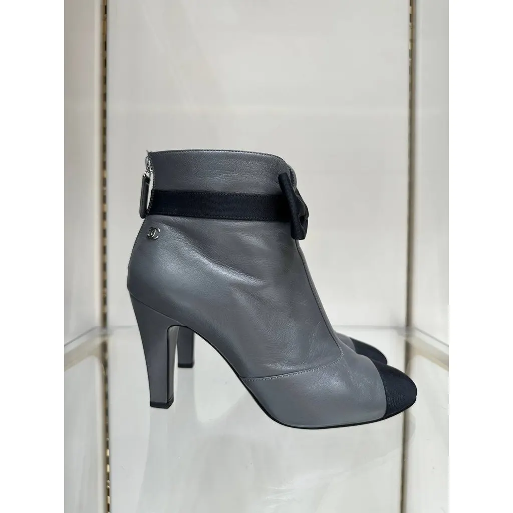 Chanel Gray Leather Ankle Boots Sz.37.5 Pre-owned Grey Leather Good - Inside View