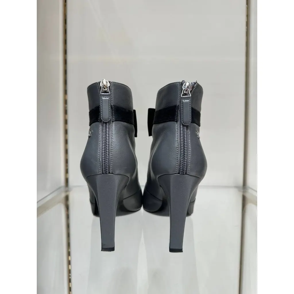 Chanel Gray Leather Ankle Boots Sz.37.5 Pre-owned Grey Leather Good - Model View