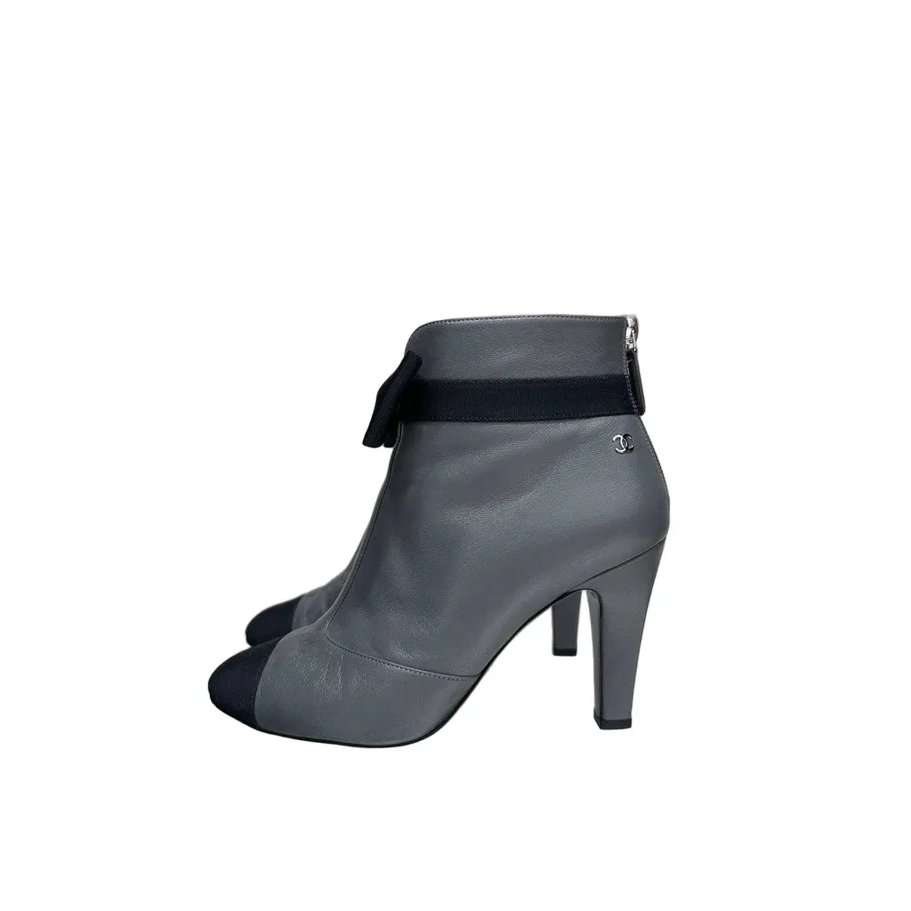Chanel Gray Leather Ankle Boots Sz.37.5 Pre-owned Grey Leather Good - Front View