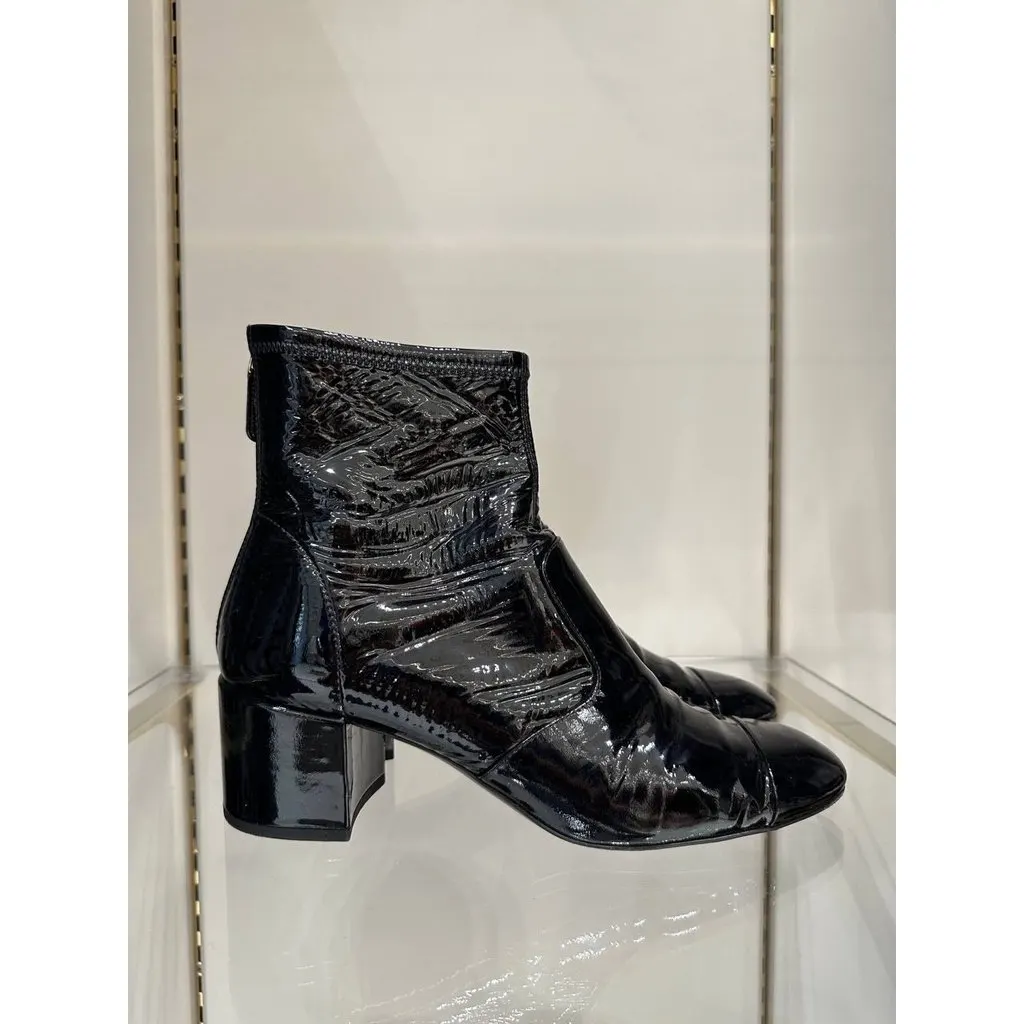 Chanel Cruise 2022 Black Patent Leather Ankle Boots Size 41 Pre-owned Black Leather Good - Model View