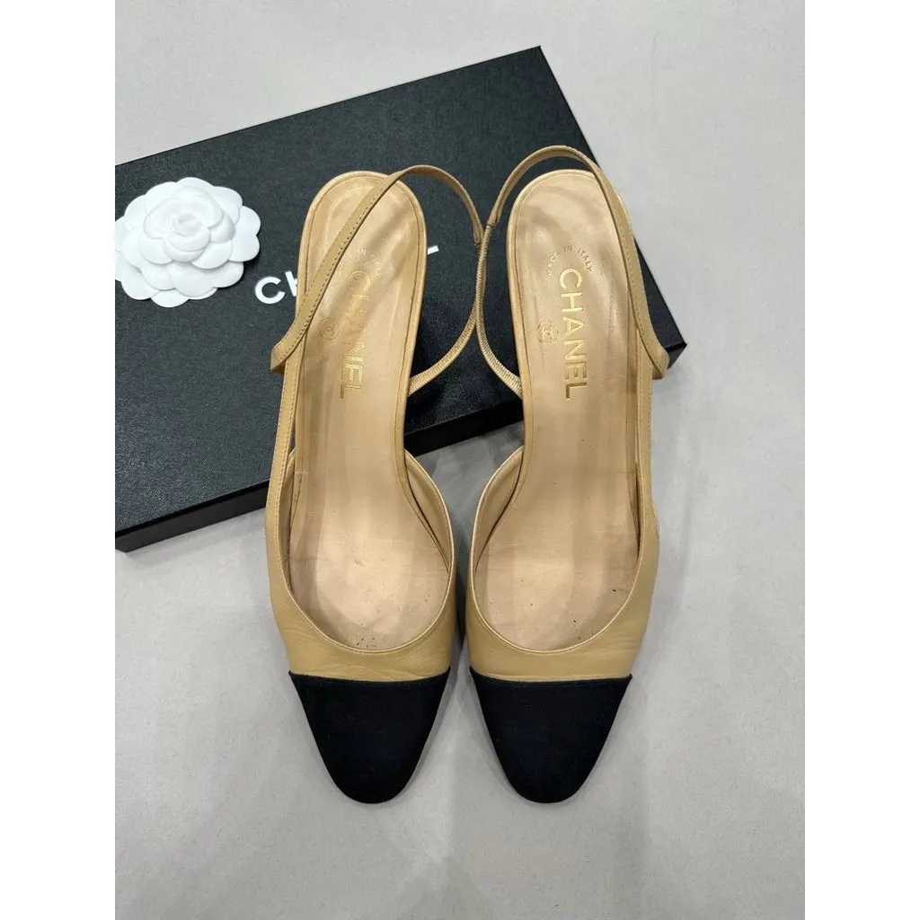 Chanel Two-Tone Slingback Pumps - EU 42 Pre-owned Black Leather Good - Model View