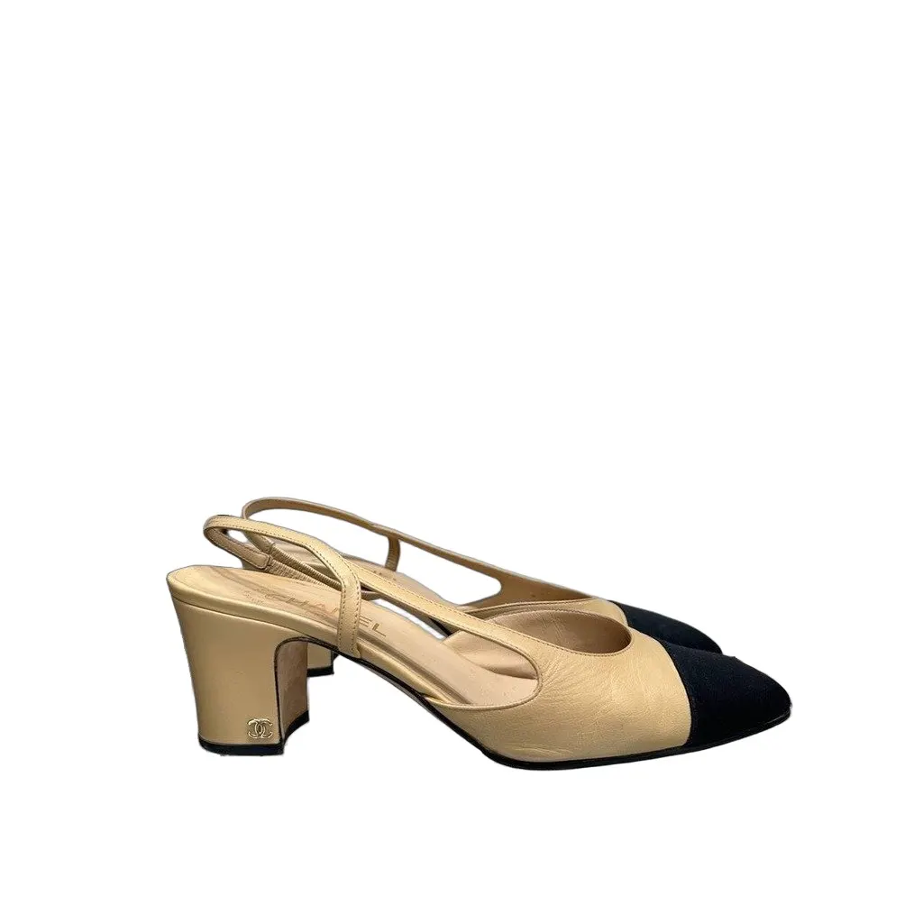 Chanel Two-Tone Slingback Pumps - EU 42 Pre-owned Black Leather Good - Front View