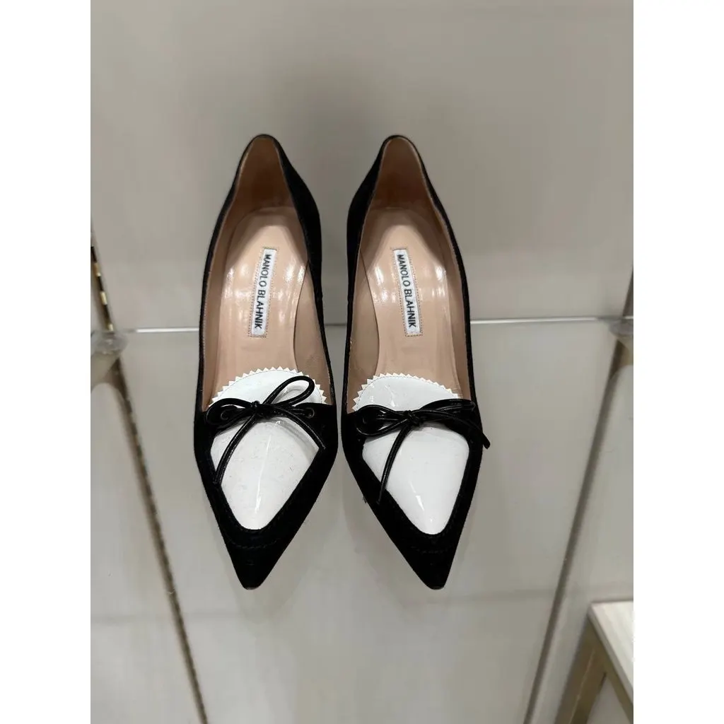 Manolo Blahnik Black Velvet Pumps with White Heels Sz.36.5 Pre-owned Black Velvet Good - Model View
