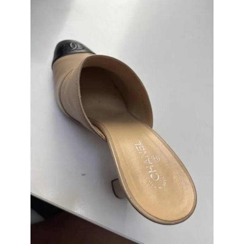 Chanel Beige & Black Leather Mules Size 40 Pre-owned Black Leather Good - Box View