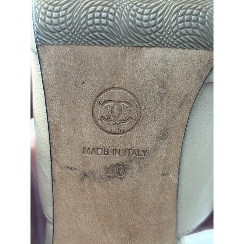 Chanel Beige & Black Leather Mules Size 40 Pre-owned Black Leather Good - Model View