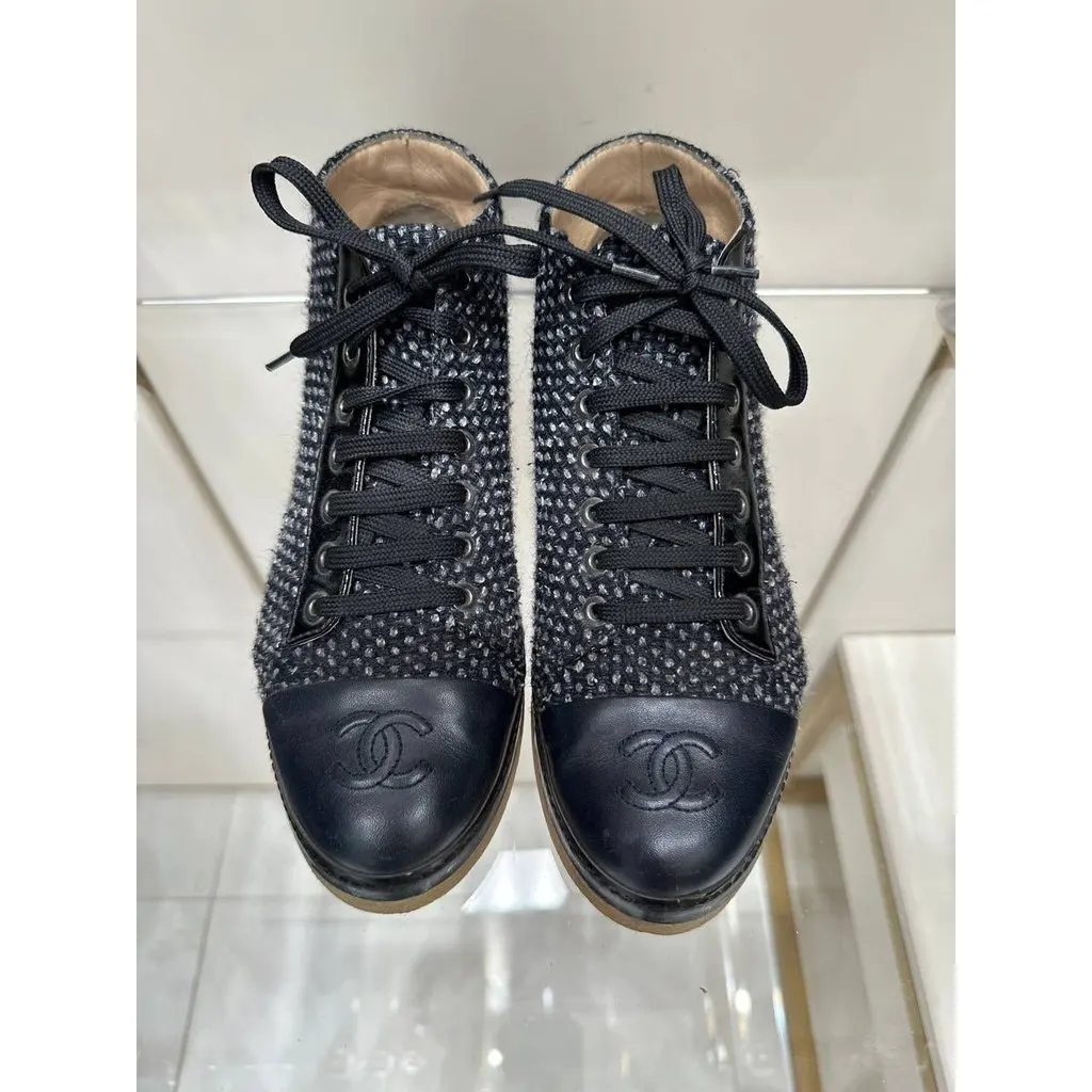 Chanel Tweed & Leather High-Top Sneaker Sz.36,5 Pre-owned Black Tweed Good - Model View