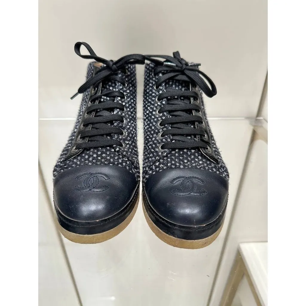 Chanel Tweed & Leather High-Top Sneaker Sz.36,5 Pre-owned Black Tweed Good - Box View
