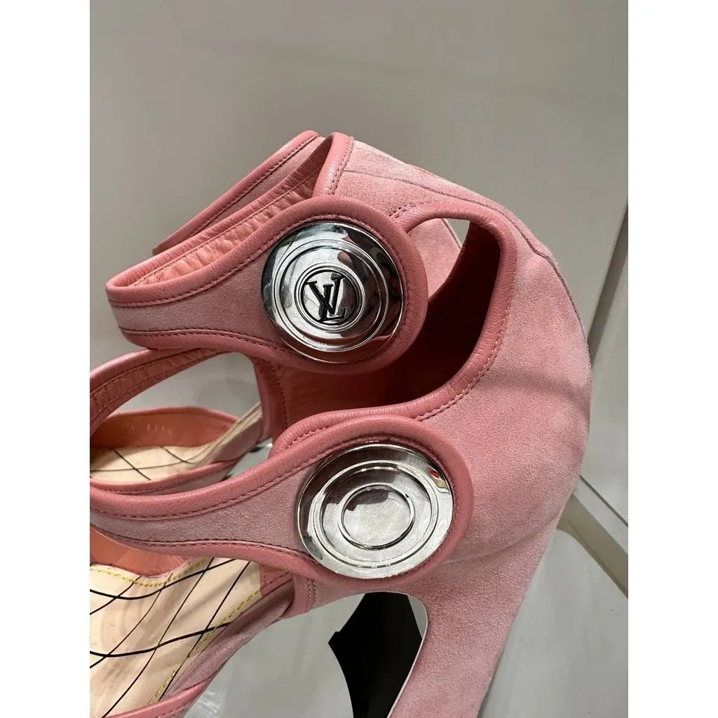 Louis Vuitton Pink Suede LV Circle Pumps EU 38 Pre-owned Pink Suede Good - Model View