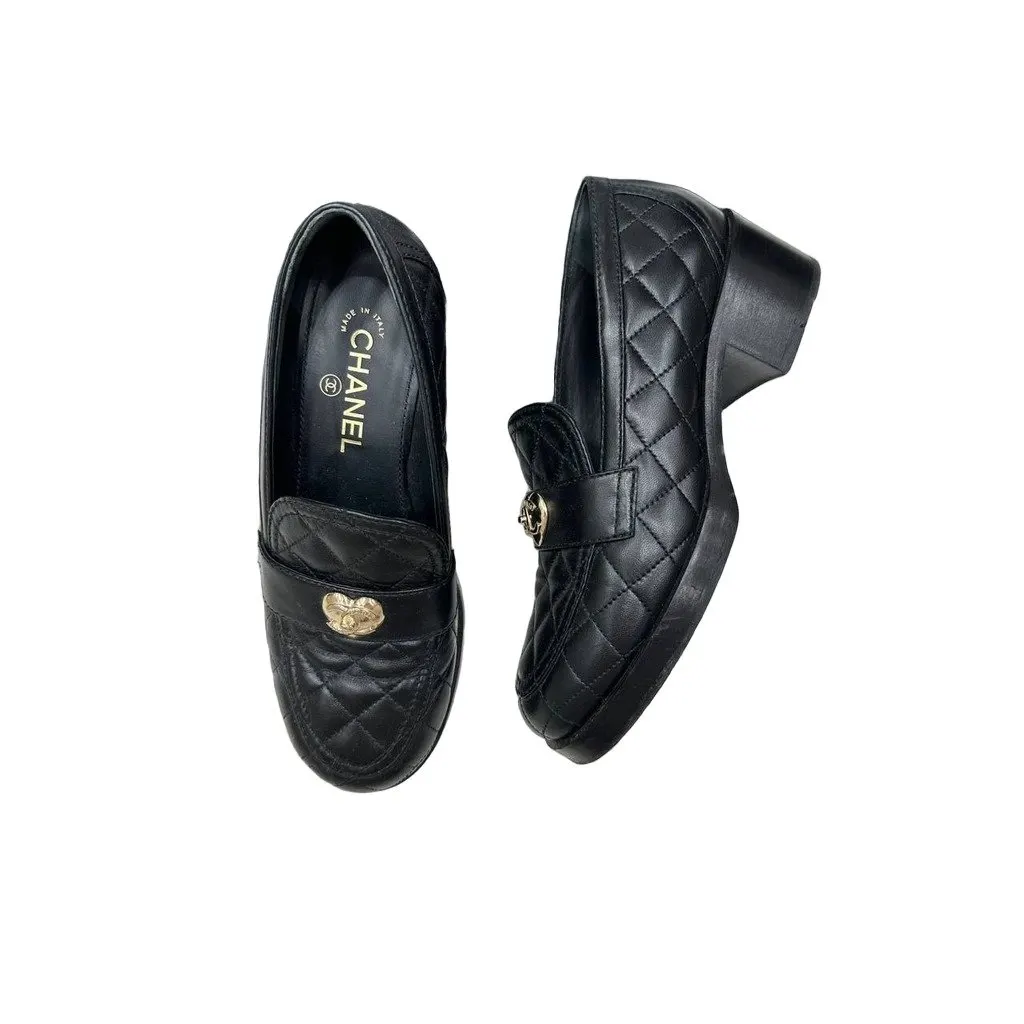 Chanel 23C Paris–Monte Carlo Quilted CC Heart Loafers Sz.39 Pre-owned Black Leather Good - Front View