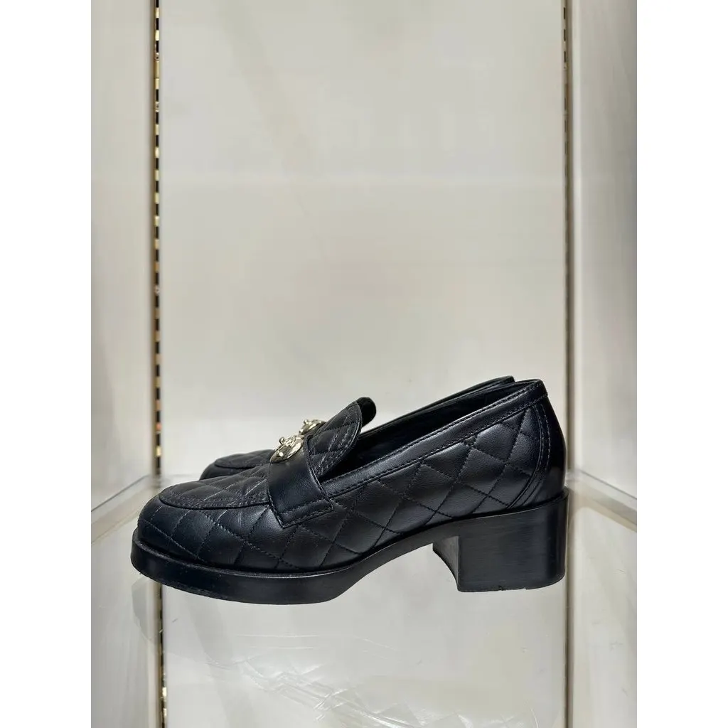 Chanel 23C Paris–Monte Carlo Quilted CC Heart Loafers Sz.39 Pre-owned Black Leather Good - Box View