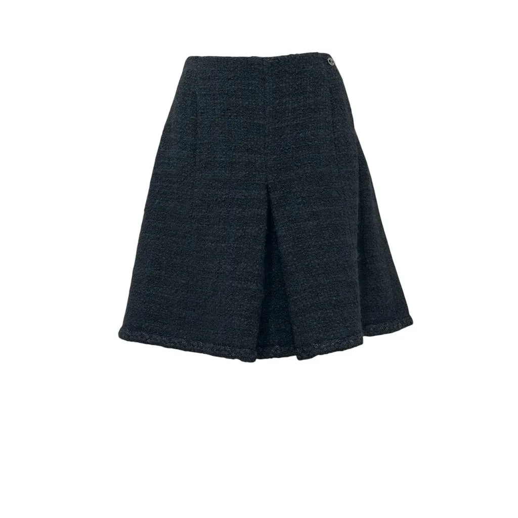 Chanel Black Bouclé Wool A-Line Skirt with CC Button - FR 48 Pre-owned Black Wool Good - Front View