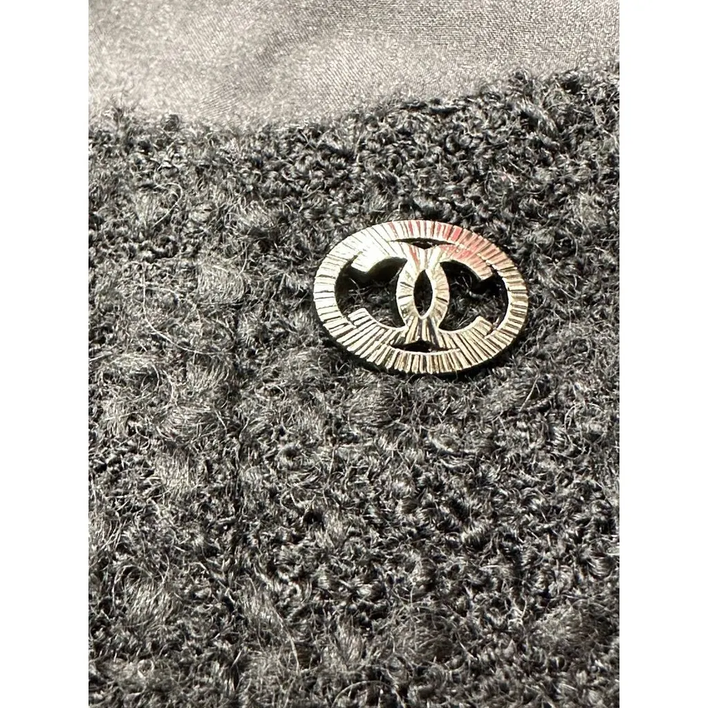 Chanel Black Bouclé Wool A-Line Skirt with CC Button - FR 48 Pre-owned Black Wool Good - Box View