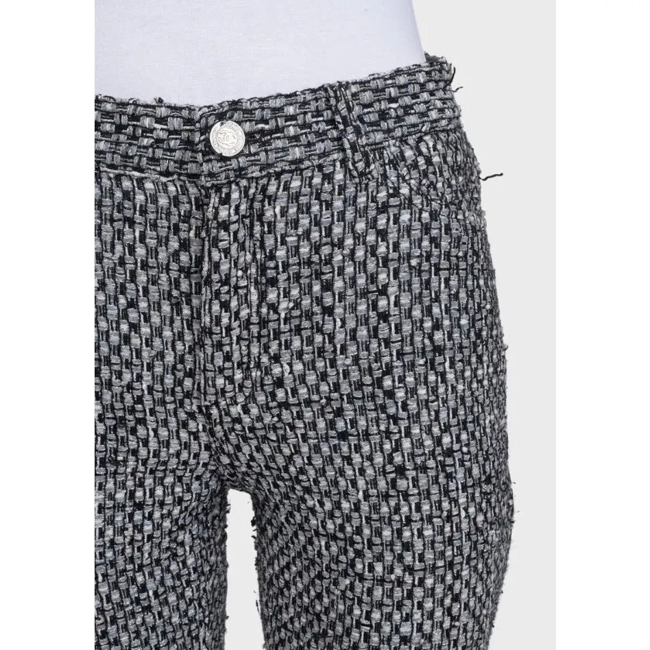 Chanel Black Tapered Trousers with Zipper Cuffs Sz.40 Pre-owned Black Silk Good - Model View