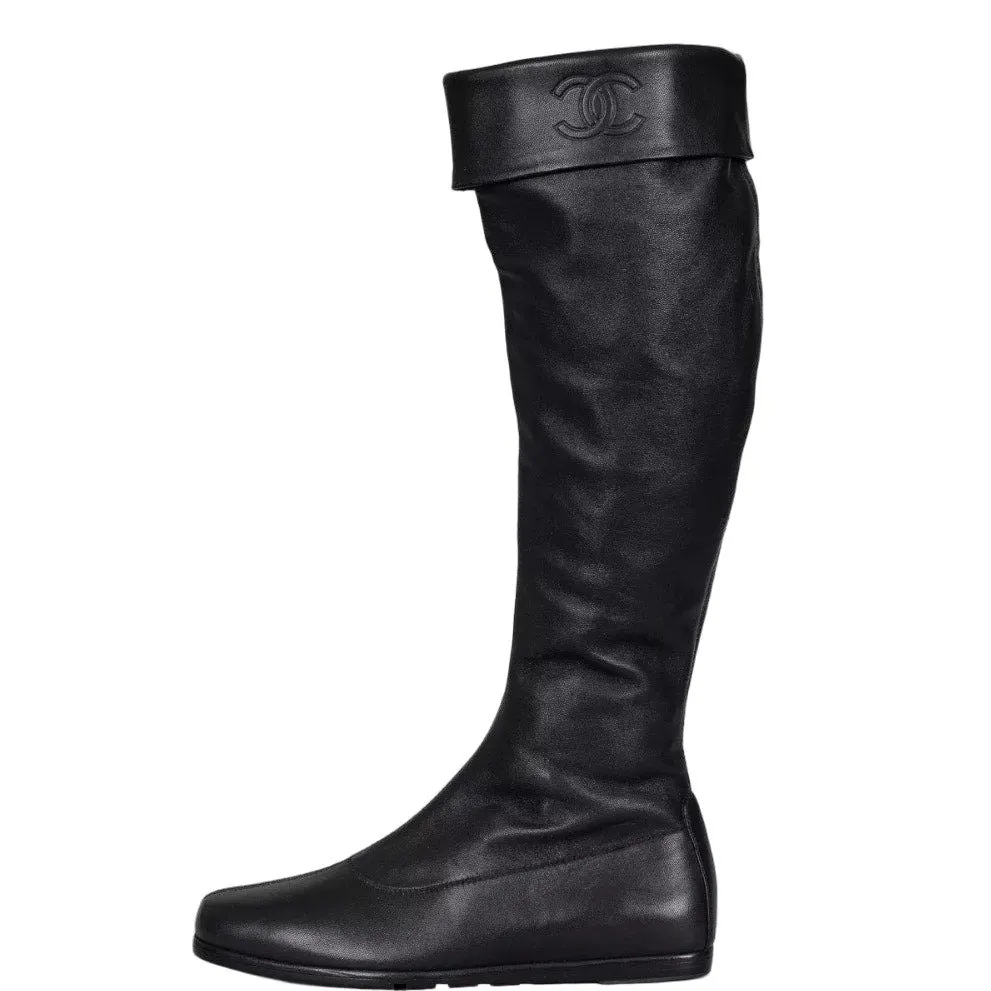 Chanel NWOB CHANEL Black Leather Flat Boots - EU 35.5 Pre-owned Black Leather Never worn - Front View